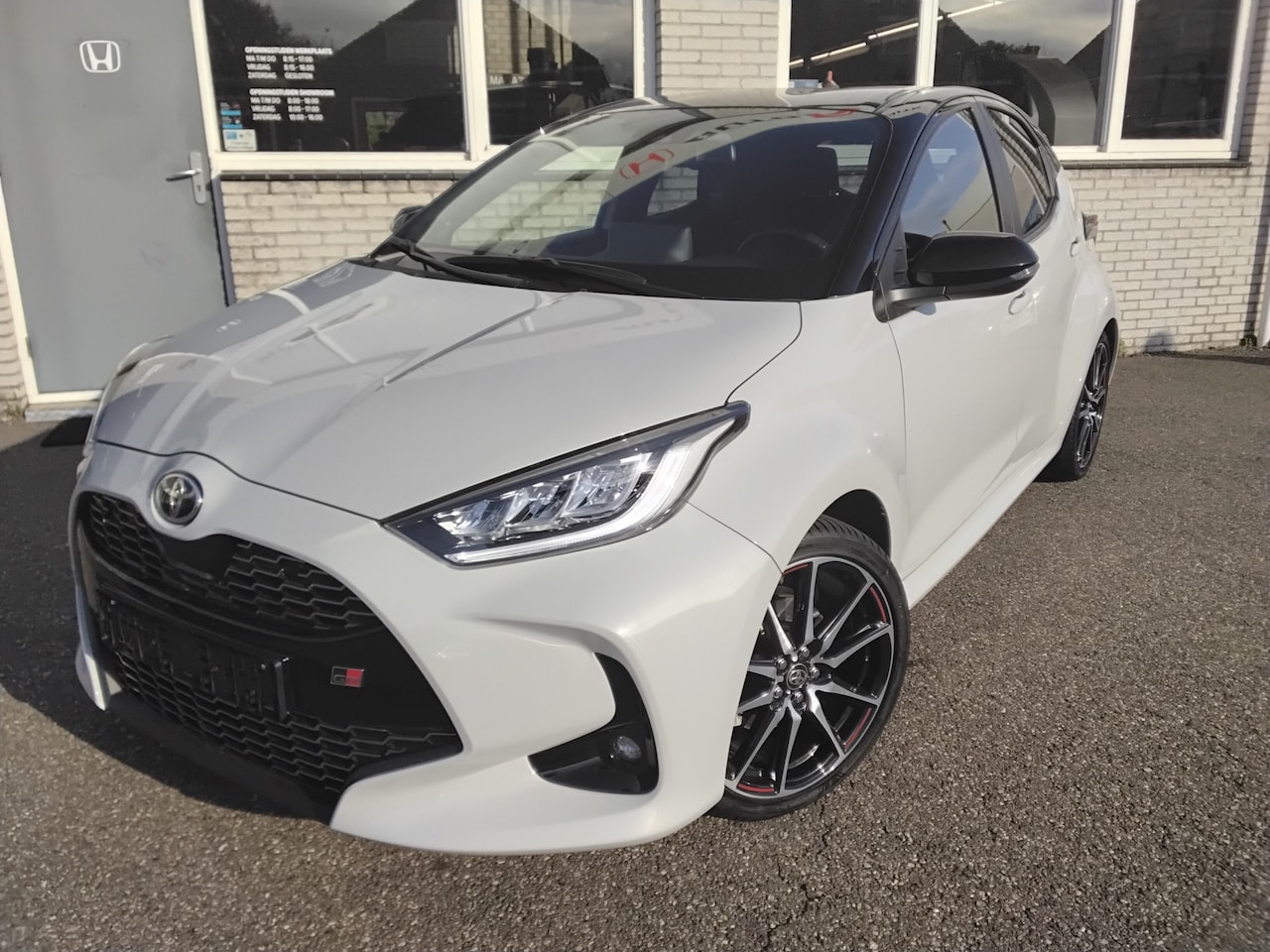 Toyota Yaris - 1.5 Hybrid GR Sport Garantie*two tone* - AutoWereld.nl