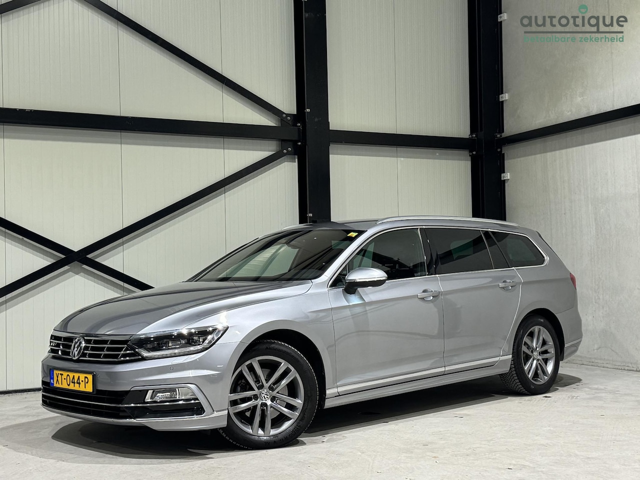 Volkswagen Passat Variant - 1.4 TSI Highline R-Line Aut. | leder | virtual | led | trekhaak | - AutoWereld.nl