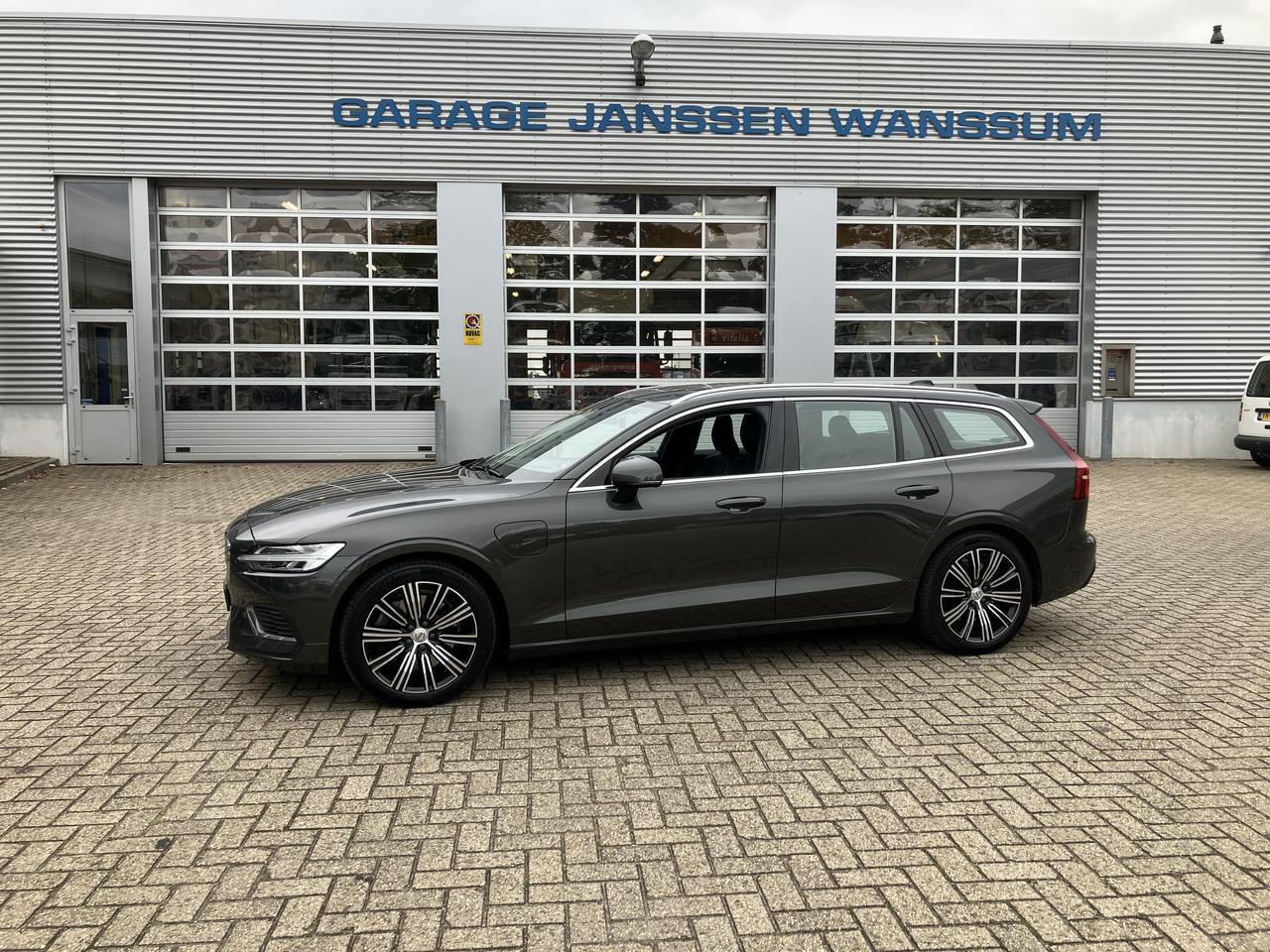 Volvo V60 - T8 TWIN ENGINE T8 INSCRIPTION PLUG-IN HYBRID AWD TREKHAAK P - AutoWereld.nl