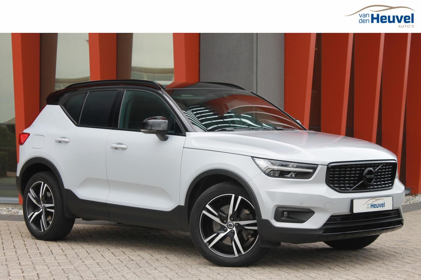 Volvo XC40 - T5 Recharge R-Design | Parkeercamera | Stoelverwarming | Keyless | Glossy Black | 19 Inch - AutoWereld.nl