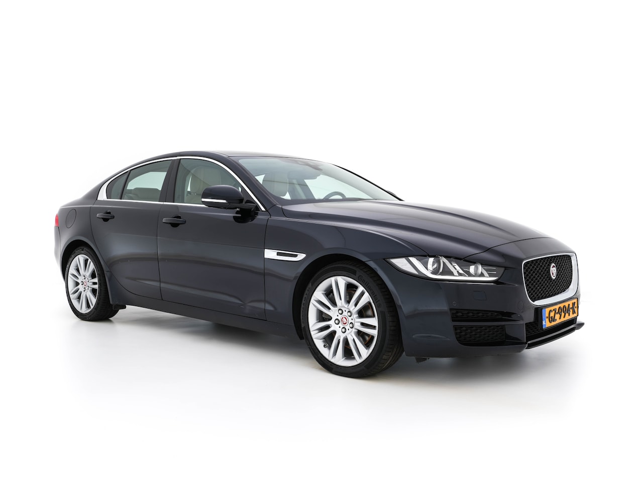 Jaguar XE - 2.0 Portfolio *LUXURY-LEATHER | XENON | CAMERA | NAVI-FULLMAP | ECC | PDC | CRUISE | 18''A - AutoWereld.nl