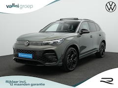 Volkswagen Tiguan - 1.5 eHybrid 204 pk DSG R-Line Edition | Panoramadak | Trekhaak | Adaptief onderstel | IQ L