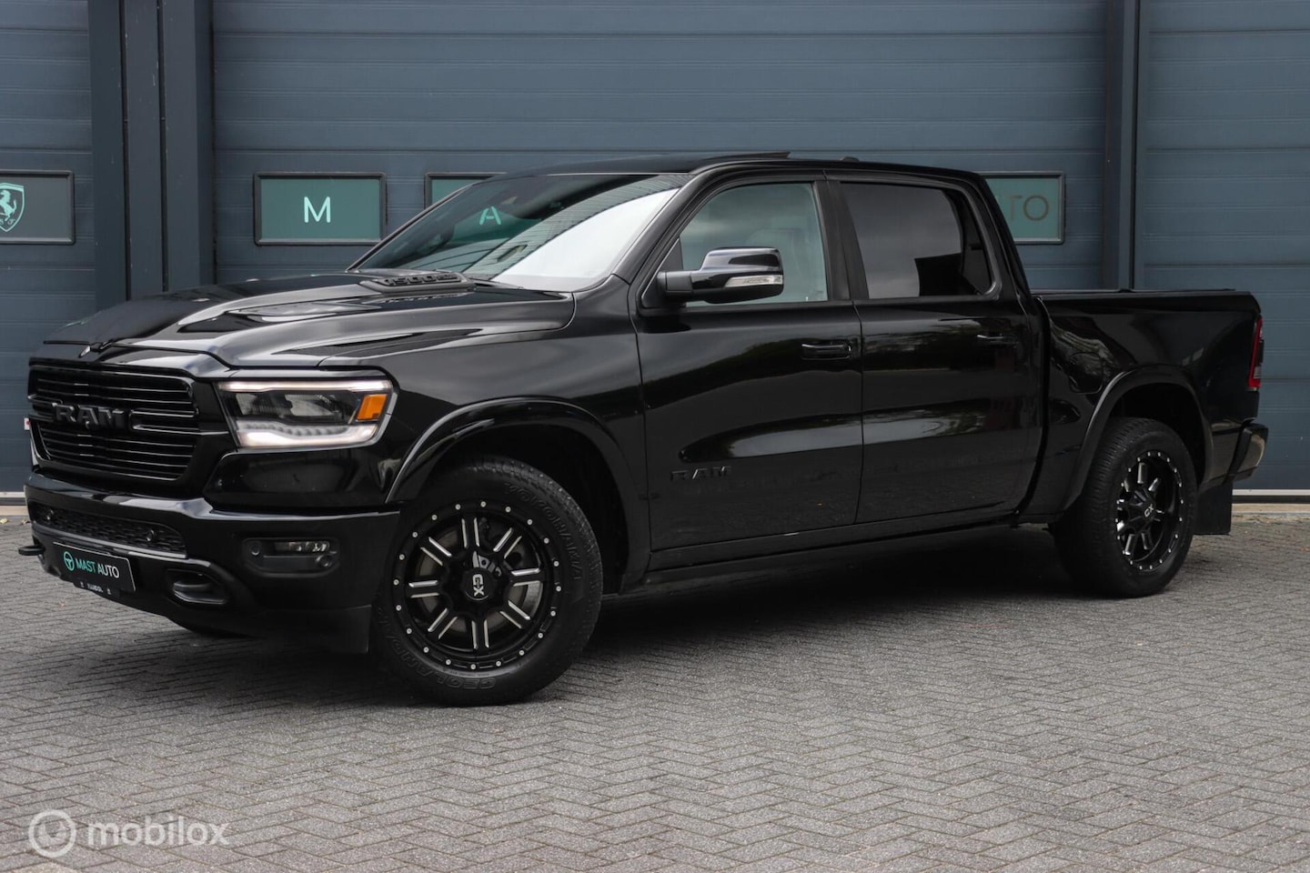 Dodge Ram 1500 - 4X4 5.7 V8 4x4 Crew Cab | NAP | Leder | Pano - AutoWereld.nl