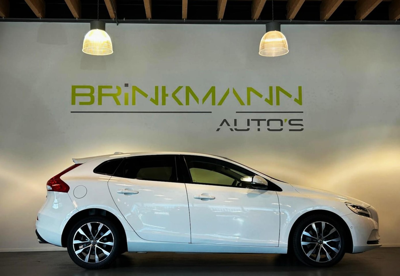 Volvo V40 - 1.5 T3 Dynamic Edition - Aut. - Pano - BTW Auto. - AutoWereld.nl