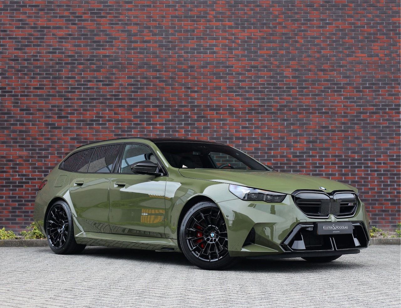 BMW 5-serie Touring - M5 | Direct leverbaar - Urban Green - Drivers Pack - AutoWereld.nl