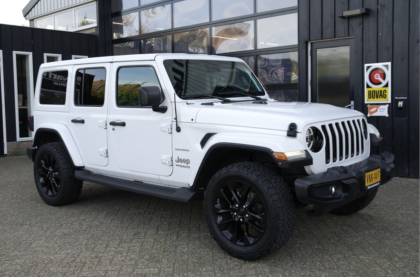 Jeep Wrangler - 2.0T 272 PK 4x4 Sahara | NL-Auto |  Grijs | Adap.Cruise | Camera | Trekhaak | Carplay - AutoWereld.nl