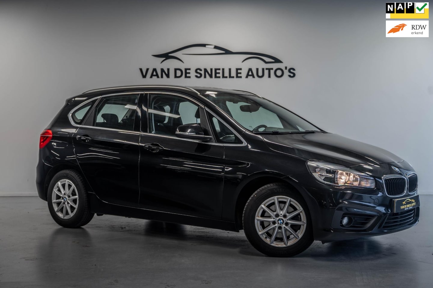 BMW 2-serie Active Tourer - 218d Essential AUTOMAAT/PDC/MULTIMEDIA - AutoWereld.nl