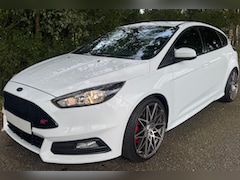 Ford Focus - 2.0 ST-3 250PK 2017 NAVI CLIMA RECARO DEALER ONDERHOUDEN