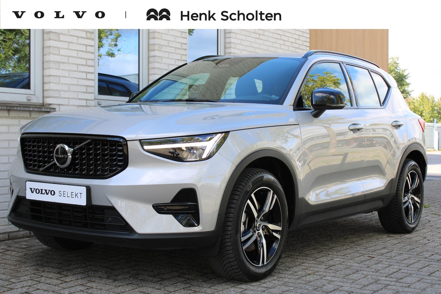 Volvo XC40 - 2.0 B4 Plus Dark | Silver Dawn | Verwarmbare voorstoelen en Stuurwiel | Semi-Elektrische T - AutoWereld.nl