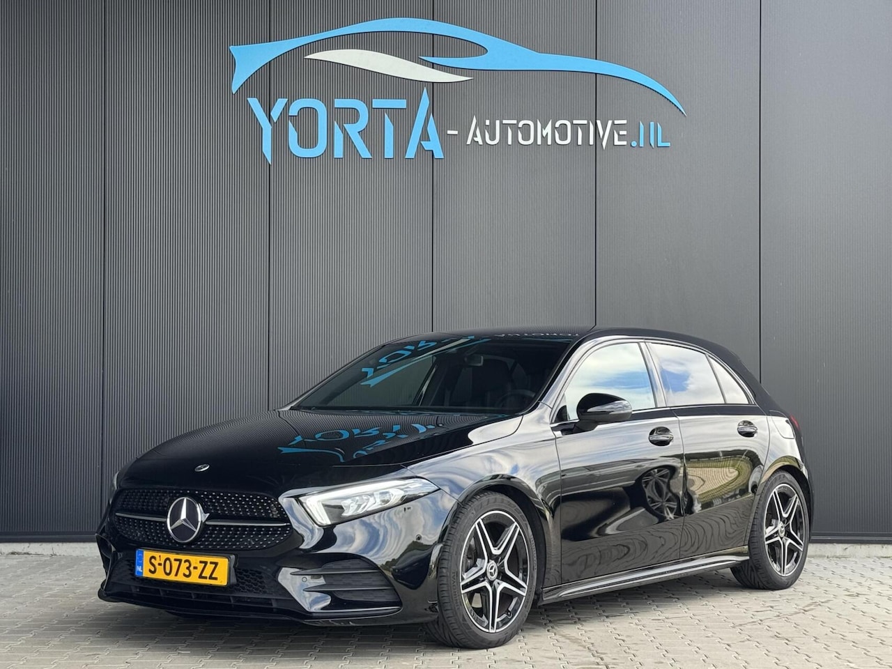 Mercedes-Benz A-klasse - 180 AUTOMAAT AMG STYLING*CAMERA*NIGHT PAKKET* - AutoWereld.nl