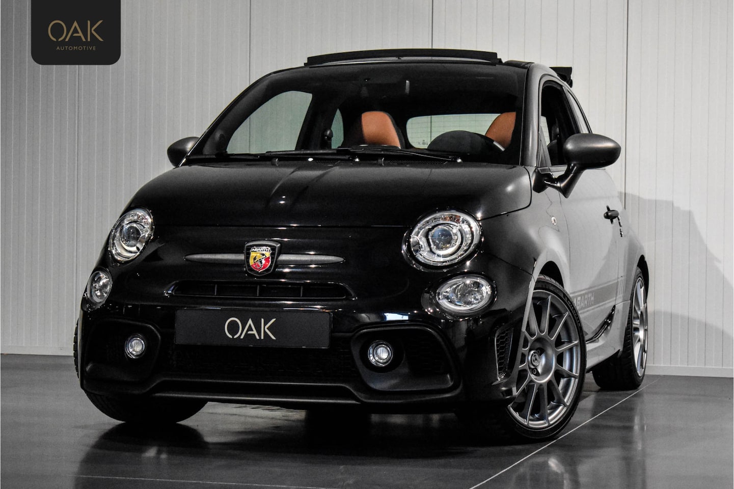 Fiat 500 C - 1.4 T-Jet Abarth 595 Competizione | Sabelt | Beats Audio | Navi | PDC | Xenon | 17"LM - AutoWereld.nl