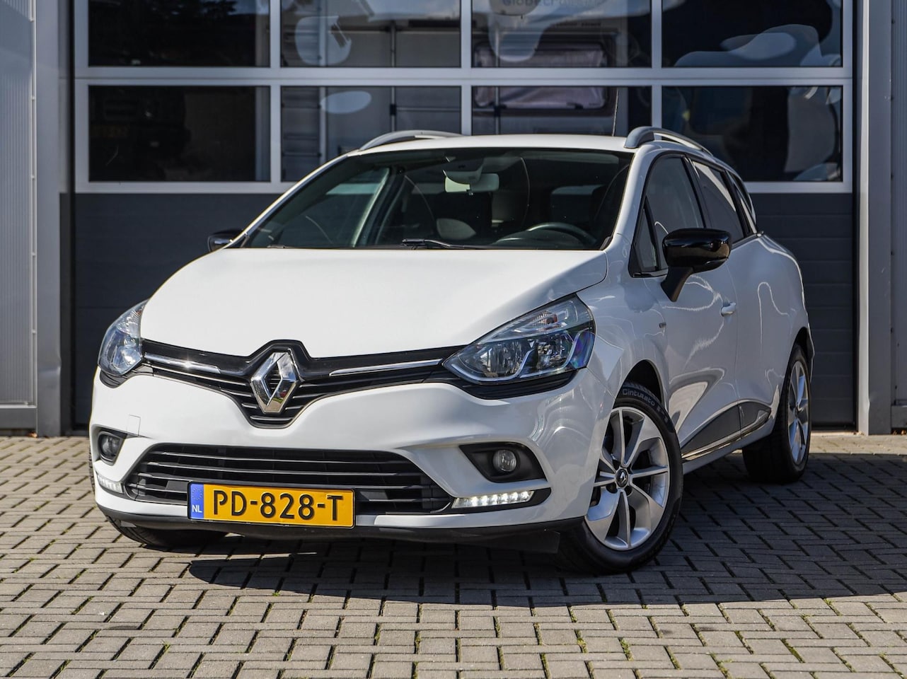 Renault Clio Estate - 0.9 TCe Limited | Navi | Climate control | PDC | Cruise control | Bluetooth - AutoWereld.nl