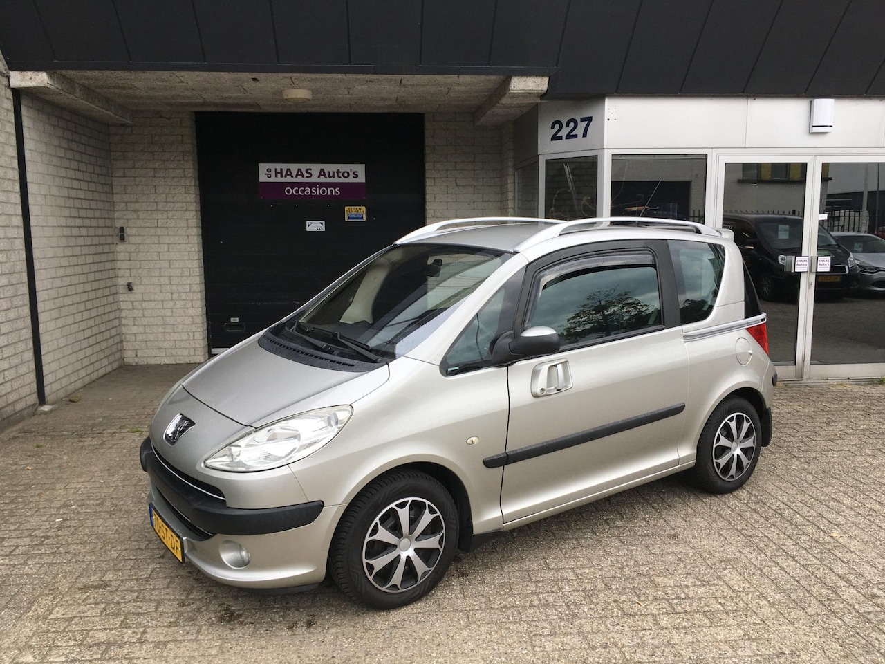 Peugeot 1007 - 1.6-16V Gentry / AIRCO / NETTE STAAT / APK MAART 2026 / NWE BANDEN - AutoWereld.nl