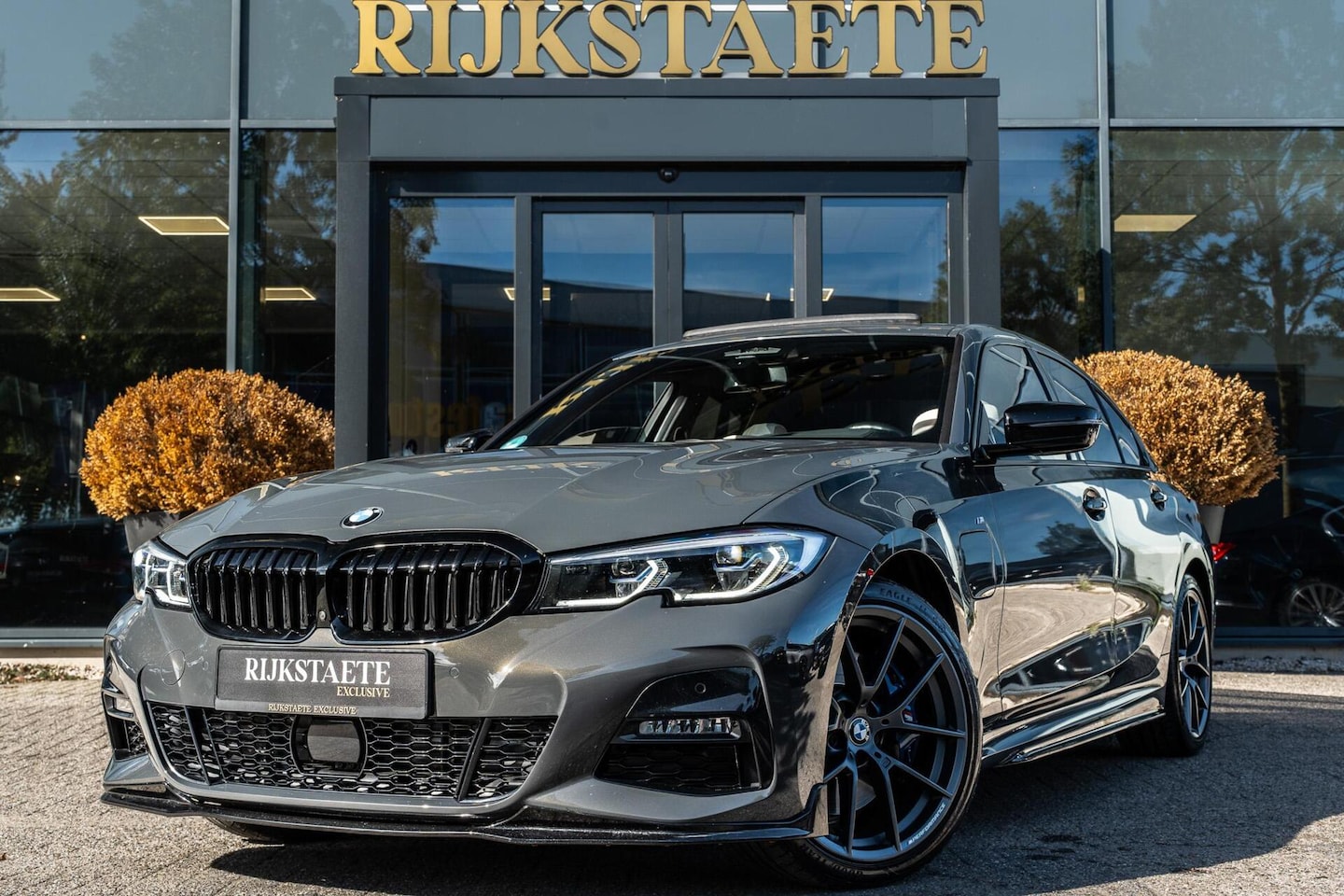 BMW 3-serie - 330e High Executive|PANO|M-SPORT|HEAD-UP|H&K|19' - AutoWereld.nl