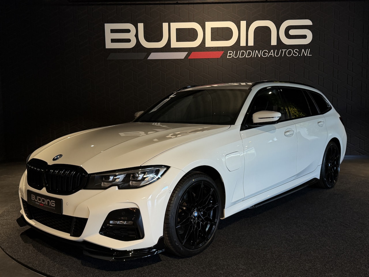 BMW 3-serie Touring - 320e Business Edition Plus | M-Pakket | M-performance pakket | 19 inch| - AutoWereld.nl