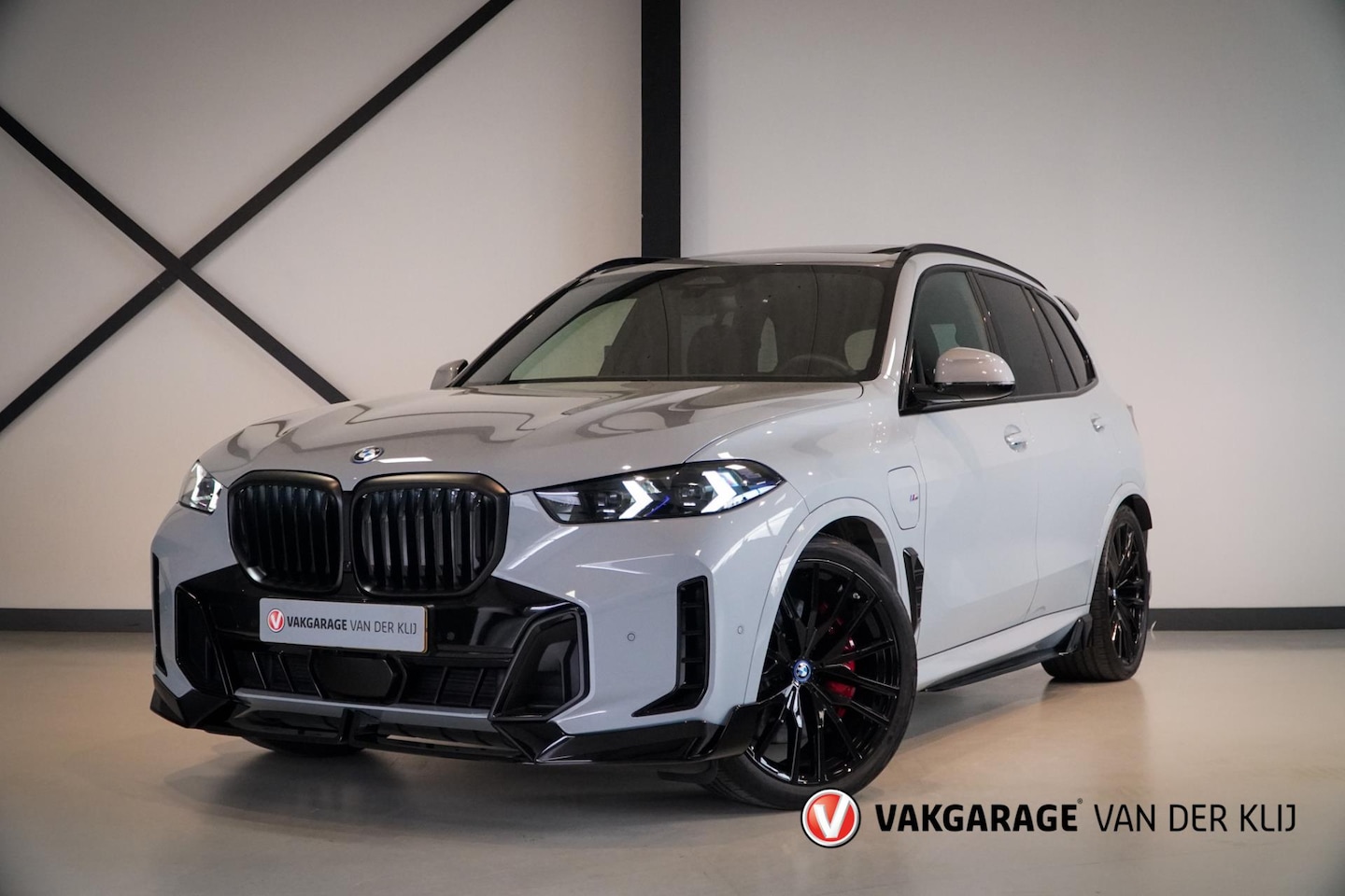 BMW X5 - XDrive50e M-Sport Pro | Panorama | Trekhaak | H/K | 22" | Iconic Glow | Stoelverwarming | - AutoWereld.nl