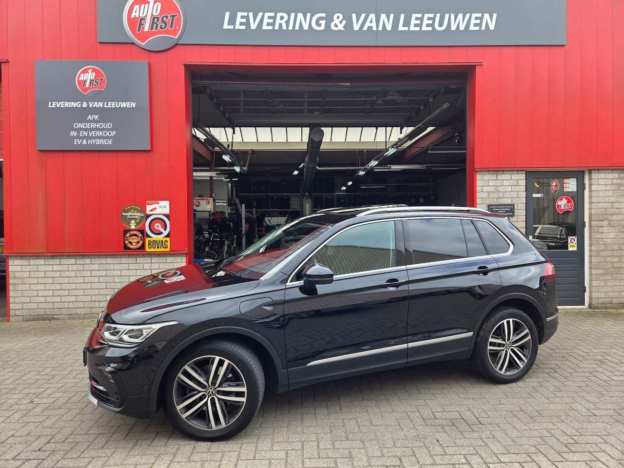 Volkswagen Tiguan - 1.4 TSI eHybrid R-Line Business+ Schuifdak/ Memory Seats/ Lederen bekleding/ Rijklaarprijs - AutoWereld.nl