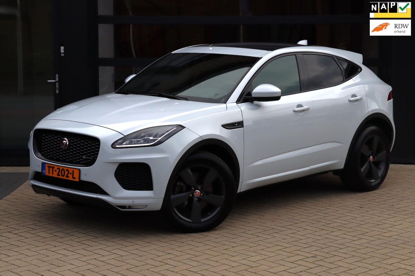 Jaguar E-Pace - 2.0 P200 AWD R-Dynamic SE | NAP | Pano | Camera | Stoel/Stuur verwarming | Cruise | Lane A - AutoWereld.nl