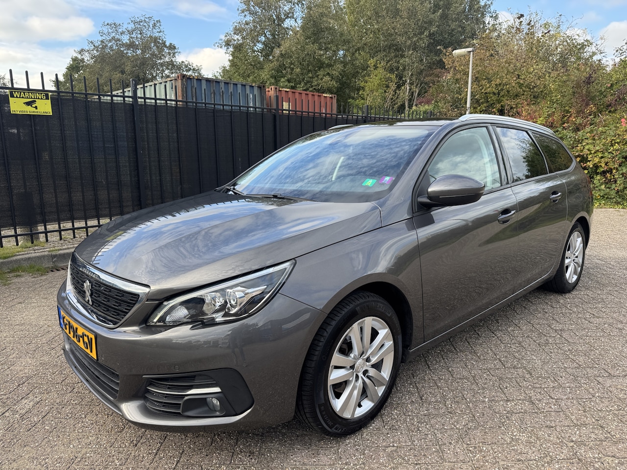 Peugeot 308 SW - 1.2 PureTech Blue Lease Executive Carplay/Panorama/Clima/Cruise - AutoWereld.nl