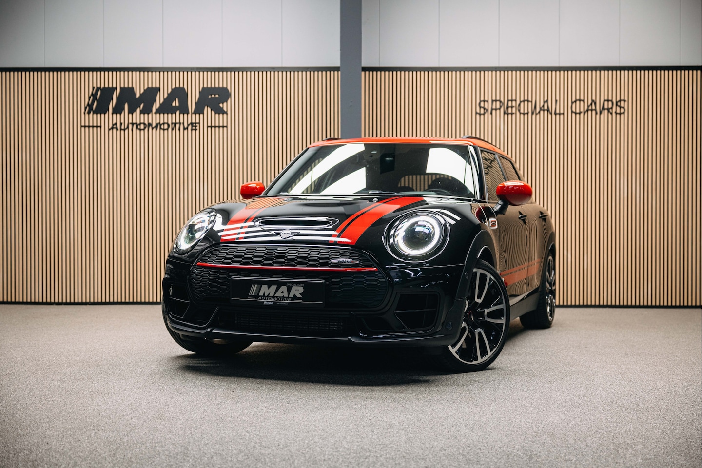 MINI Clubman - Mini 2.0 JCW ALL4 John Cooper Works Goed uitgevoerde Clubman JWC ALL4 Zwart met rood dak. - AutoWereld.nl