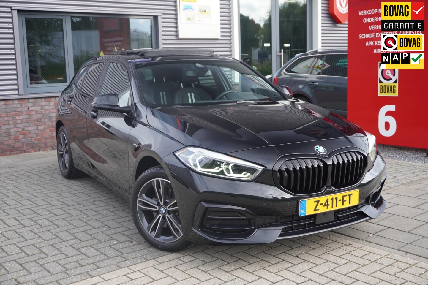 BMW 1-serie - 118i / Pano / Apple Carplay / Parkeercamera / Sportstuur / Stoelverwarming / Sfeerverlicht - AutoWereld.nl