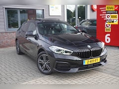 BMW 1-serie - 118i / Pano / Apple Carplay / Parkeercamera / Sportstuur / Stoelverwarming / Sfeerverlicht