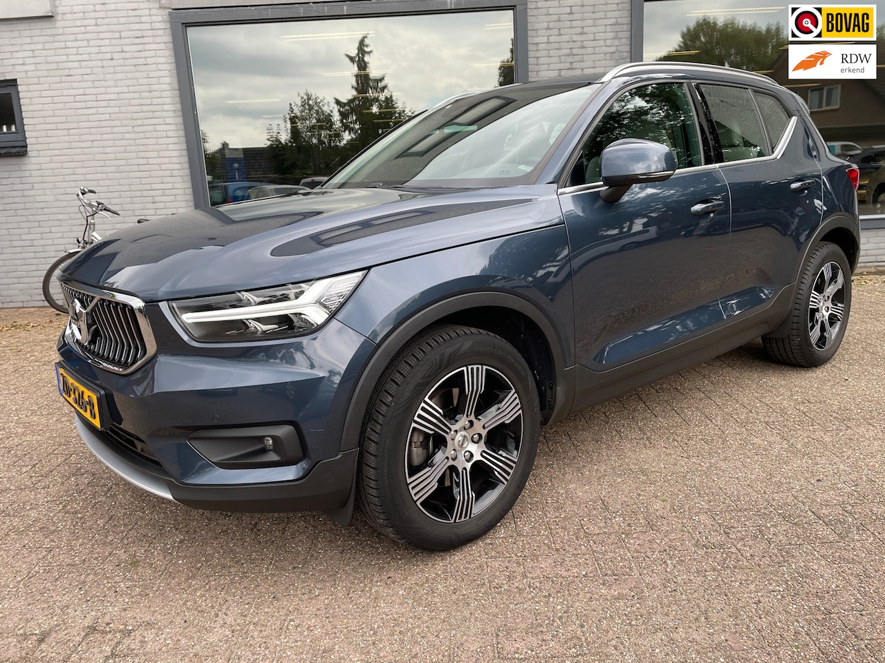 Volvo XC40 - 2.0 T4 Inscription | Wegklapbare trekhaak | Denim Blue + Beige leder | Stoelverwarming - AutoWereld.nl