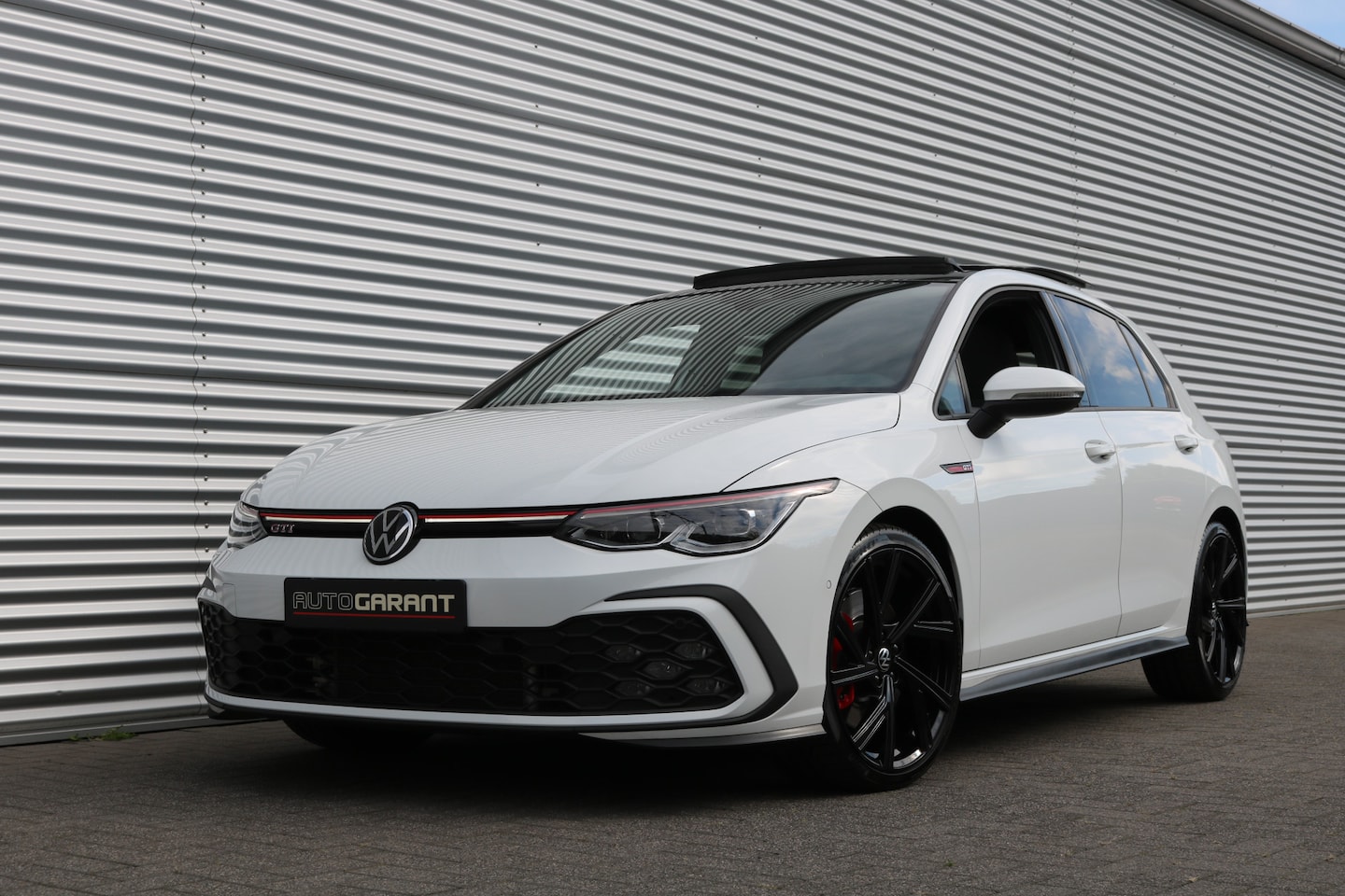 Volkswagen Golf - 2.0 TSI GTI DSG (Panoramadak Carplay ACC Camera Keyless IQ-Light 19InchLMV Pdc V+A Privacy - AutoWereld.nl
