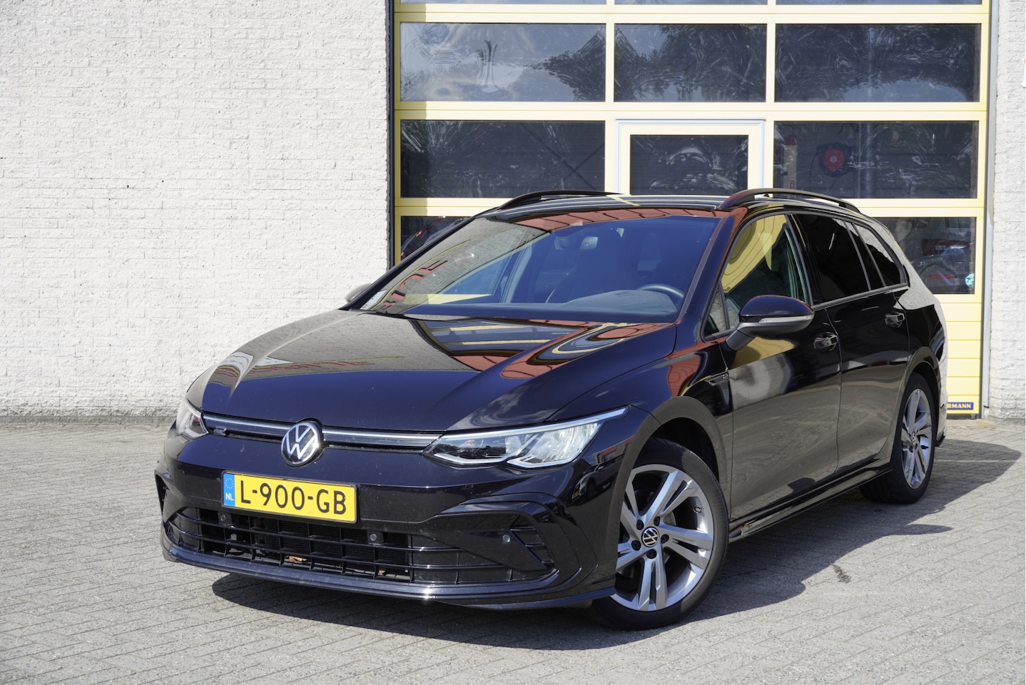 Volkswagen Golf Variant - 1.5 TSI 131PK! 2X R-Line BJ2021 Lmv 17" | Led | Pdc | Navi | Trekhaak | App-Connect | Dash - AutoWereld.nl