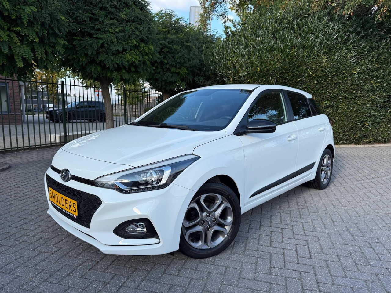 Hyundai i20 - 1.2 , 4 cil., Apple CarPlay, Airco, Cruise Control,Navigatie, Achteruitrijcamera, DAB, LM- - AutoWereld.nl