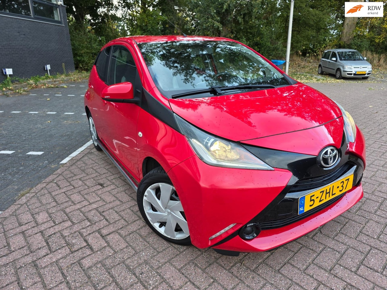 Toyota Aygo - 1.0 VVT-i x-play elec ramen new APK - AutoWereld.nl