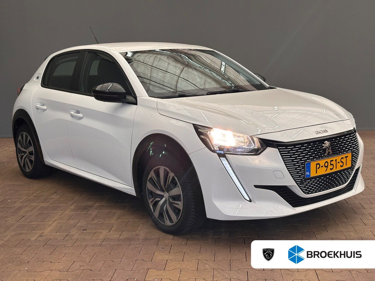Peugeot e-208 - EV Active 50 kWh | Clima | Cruise | Licht- en regensensor | Apple Carplay / Android Auto | - AutoWereld.nl