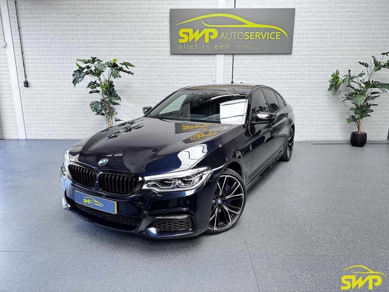 BMW 5-serie - 530e | M-sport | Carbonzwart | HUD | Hifi | Memory | 360 | Keyless | 360 - AutoWereld.nl