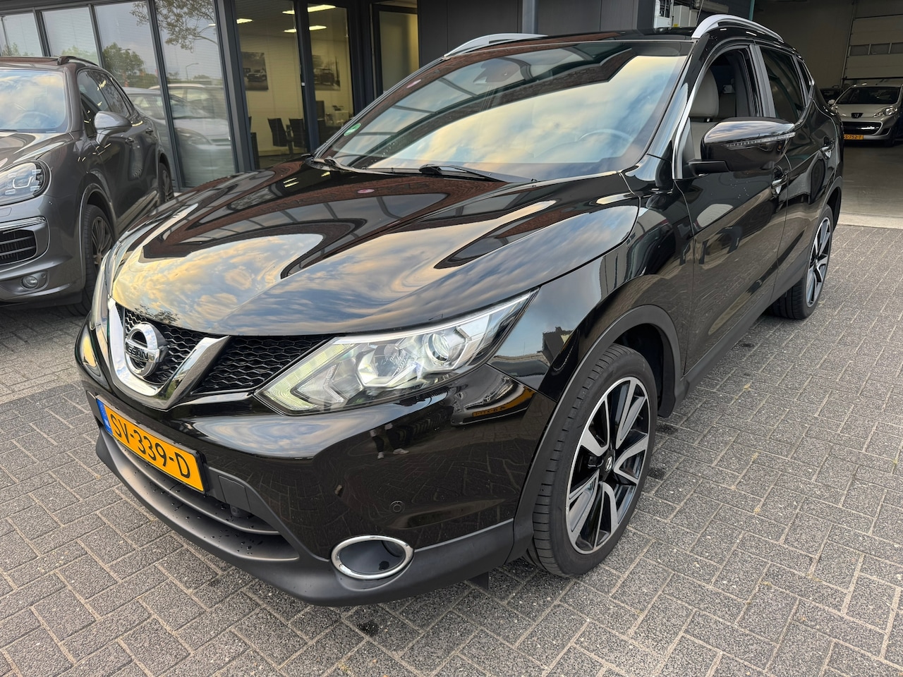 Nissan Qashqai - 1.2 Tekna AUTOMAAT LEDER XENON PANO 360 CAMERA CRUISE VOL!! - AutoWereld.nl