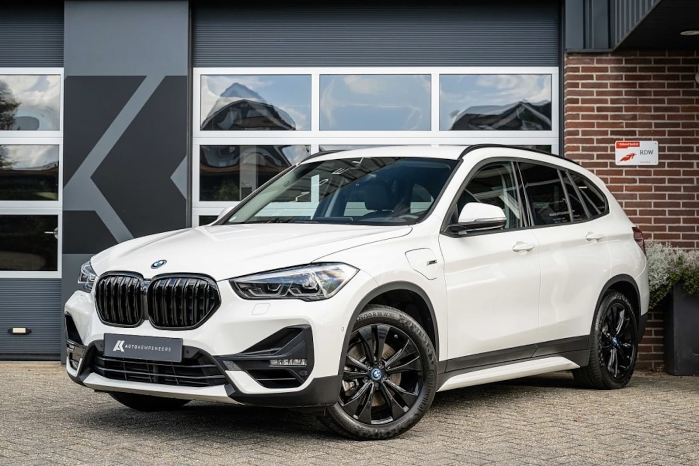 BMW X1 - 25e xDrive | Sportline | Head-up | Hifi | Trekhaak | Camera | M-Sport stuurwiel | | 18' in - AutoWereld.nl