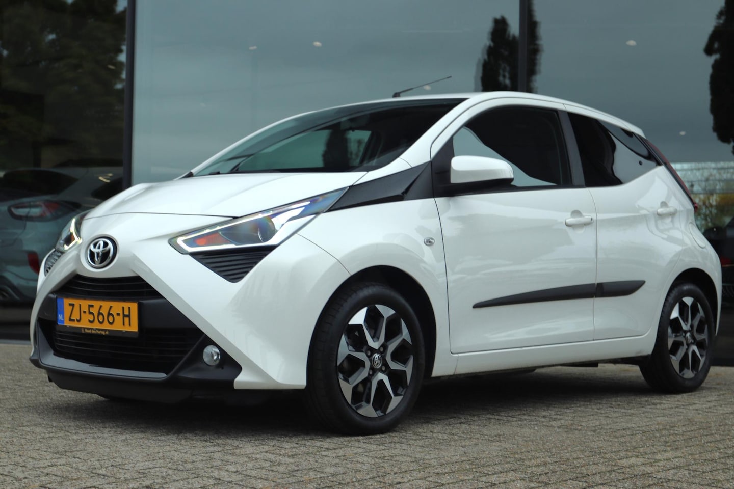 Toyota Aygo - 1.0 VVT-I X-CITE | APPLE CARPLAY | CLIMATE | CAMERA | CRUISE | ORIG. NL - AutoWereld.nl