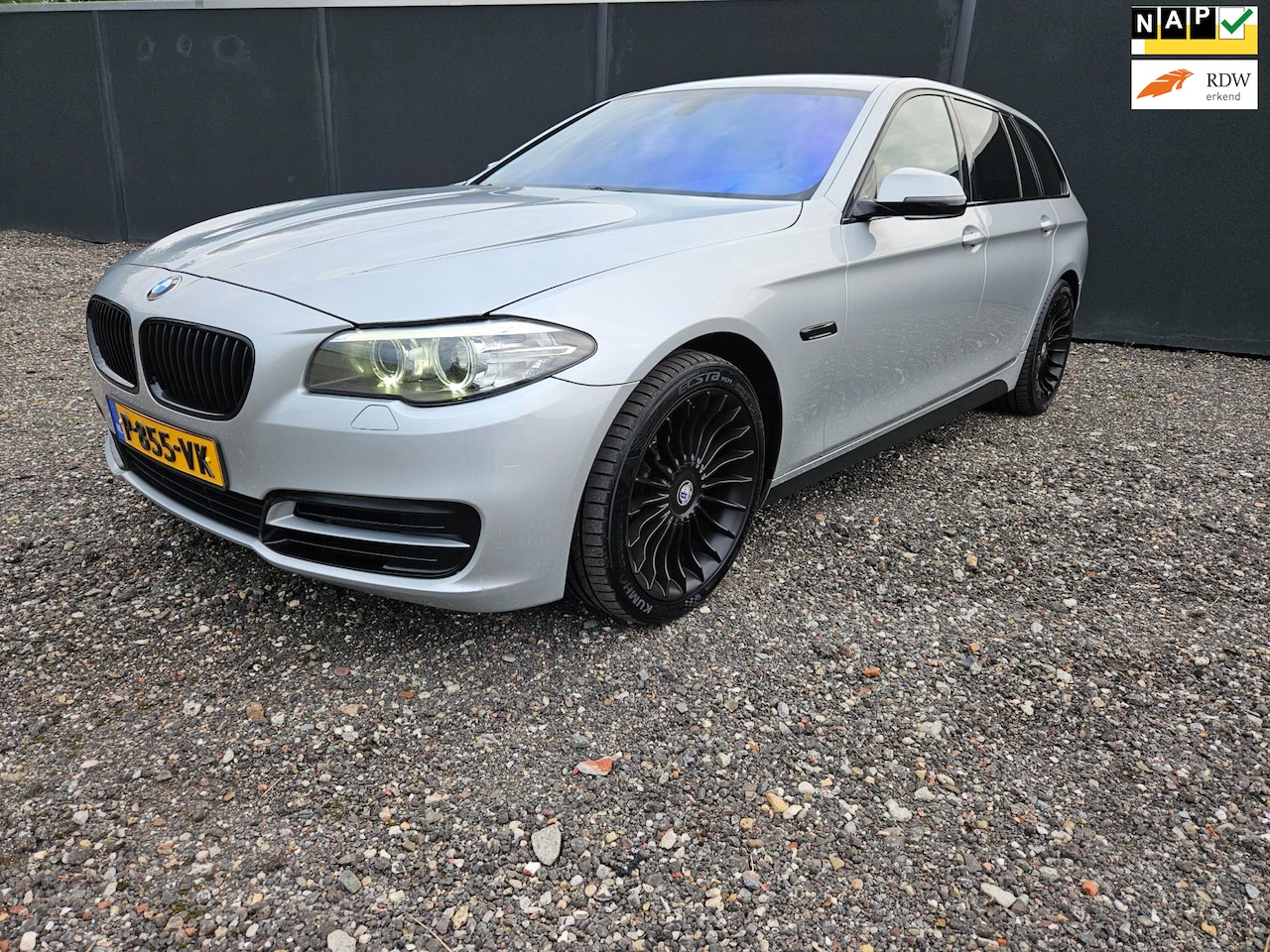 BMW 5-serie Touring - 520d High Executive AUT. /LEDER/TREKHAAK/19"BREEDSET - AutoWereld.nl