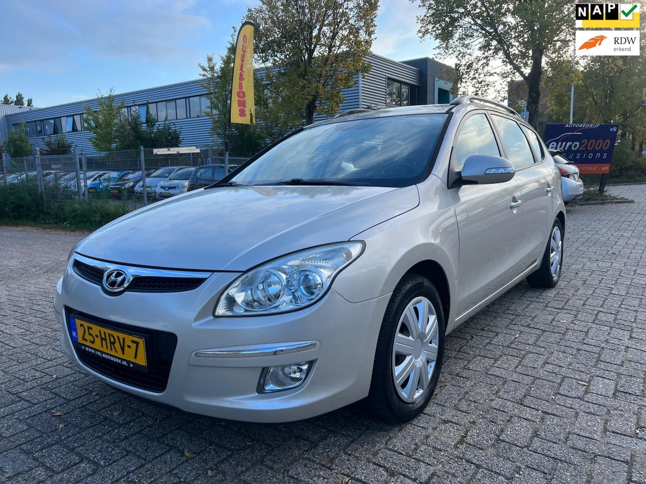 Hyundai i30 CW - 1.6i Style - Airco - Half leer - Trekhaak - AutoWereld.nl