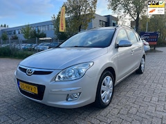 Hyundai i30 CW - 1.6i Style - Airco - Half leer - Trekhaak