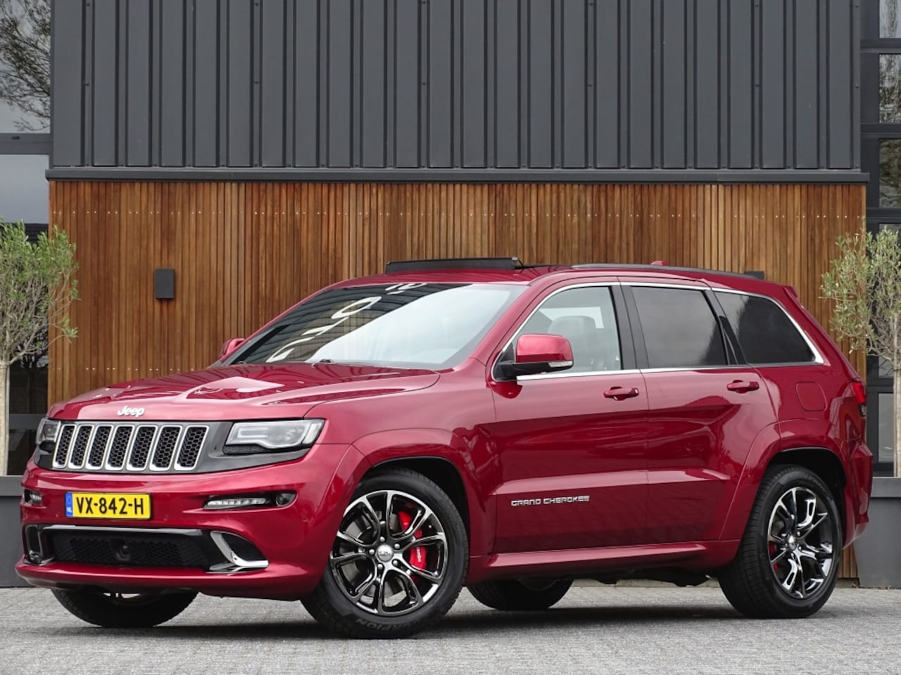 Jeep Grand Cherokee - 6.4 V8 HEMI SRT8 469PK / Prins LPG3 / grijs kenteken / *NAP* - AutoWereld.nl