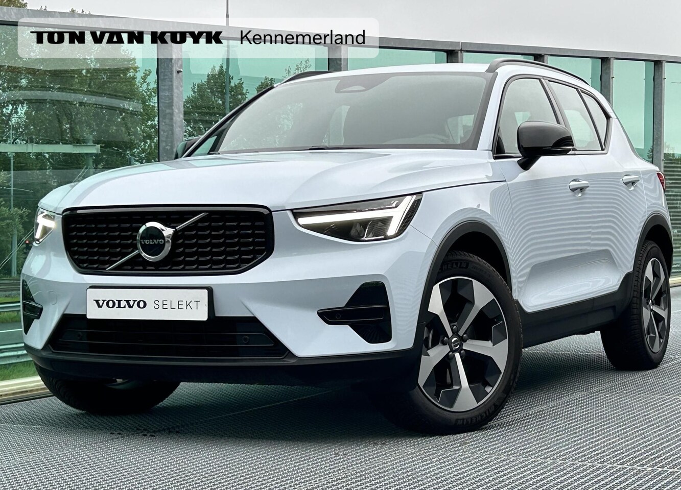 Volvo XC40 - 2.0 B4 Plus Dark Mild hybrid, Automaat, 19 inch R-design wielen, Trekhaak semi elektrisch - AutoWereld.nl
