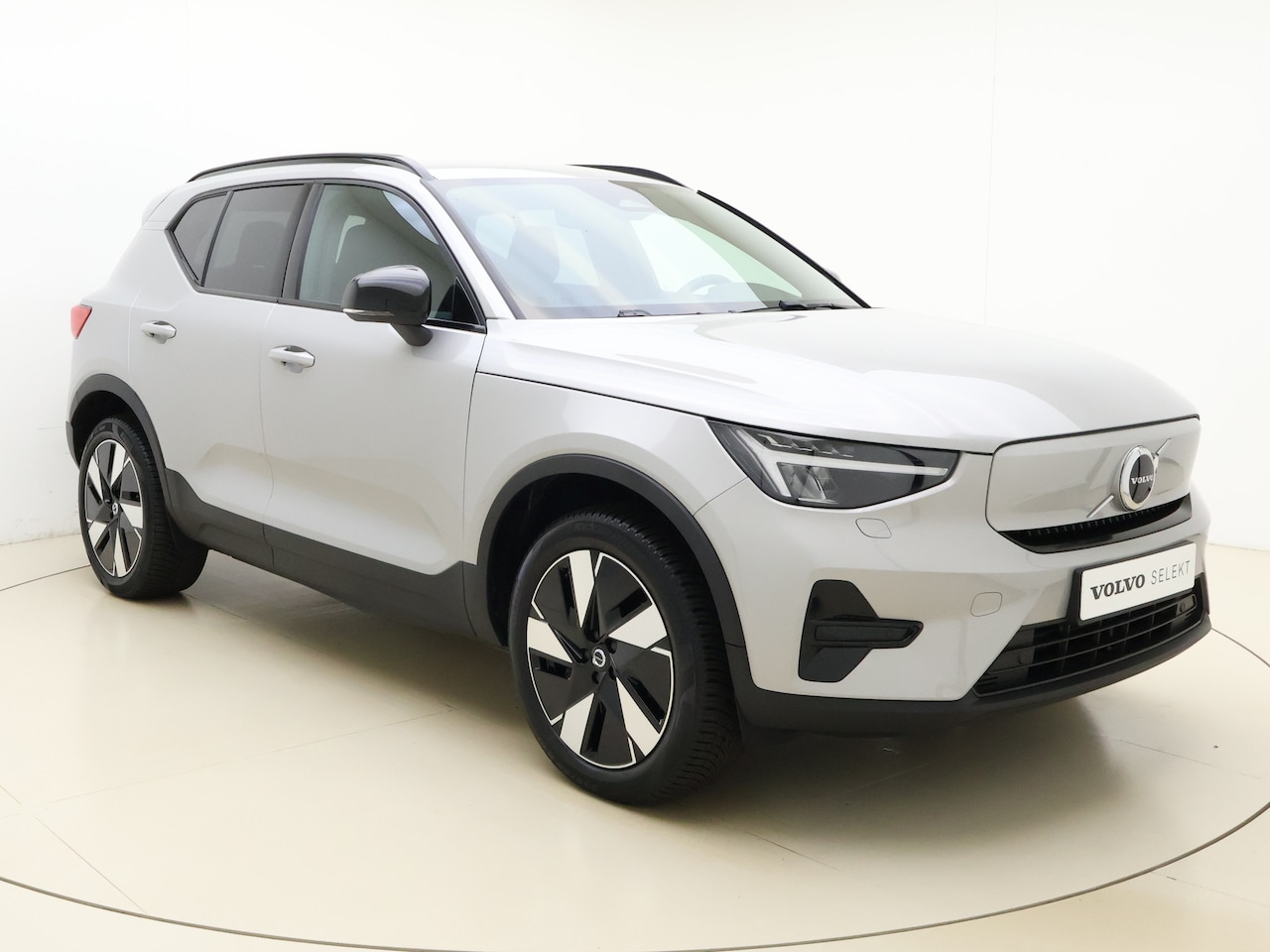 Volvo XC40 - Extended Range Plus 82 kWh / Keyless entry / BLIS / Stoel/- en stuurverwarming / Trekhaak - AutoWereld.nl
