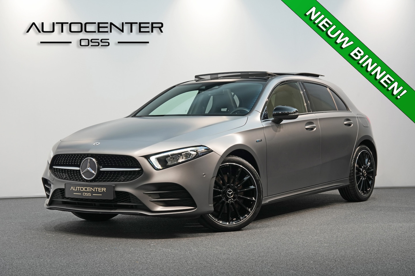 Mercedes-Benz A-klasse - 250 e AMG MATGRIJS ✅ PANO ✅ CAMERA ✅ 19" ✅ NIGHT ✅ SFEER ✅ MBUX-HIGH END - AutoWereld.nl