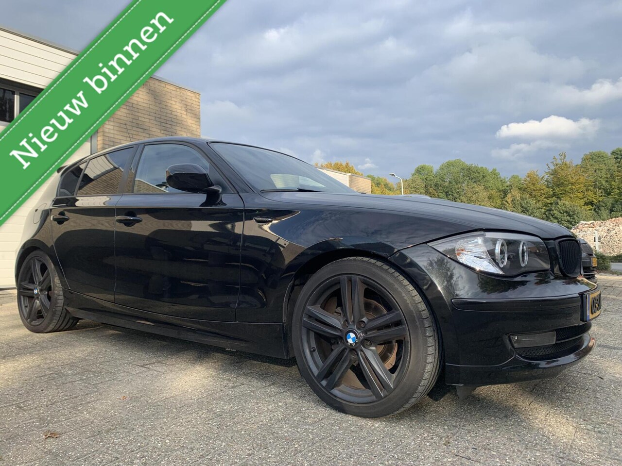 BMW 1-serie - 116i Business Line 155PK NWE APK Carplay Airco Trekhaak 18'' LM velgen Uitlaat kleppensyst - AutoWereld.nl