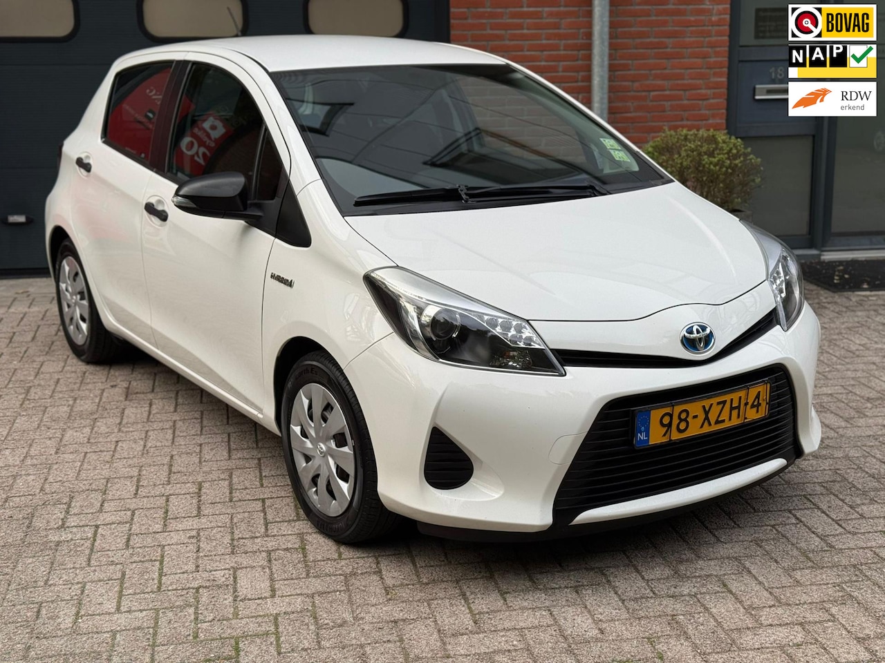 Toyota Yaris - 1.5 Full Hybrid Comfort|Luxe|Automaat|NAP|Onderhouden|Elek.Pakket|BOVAG ERKEND - AutoWereld.nl