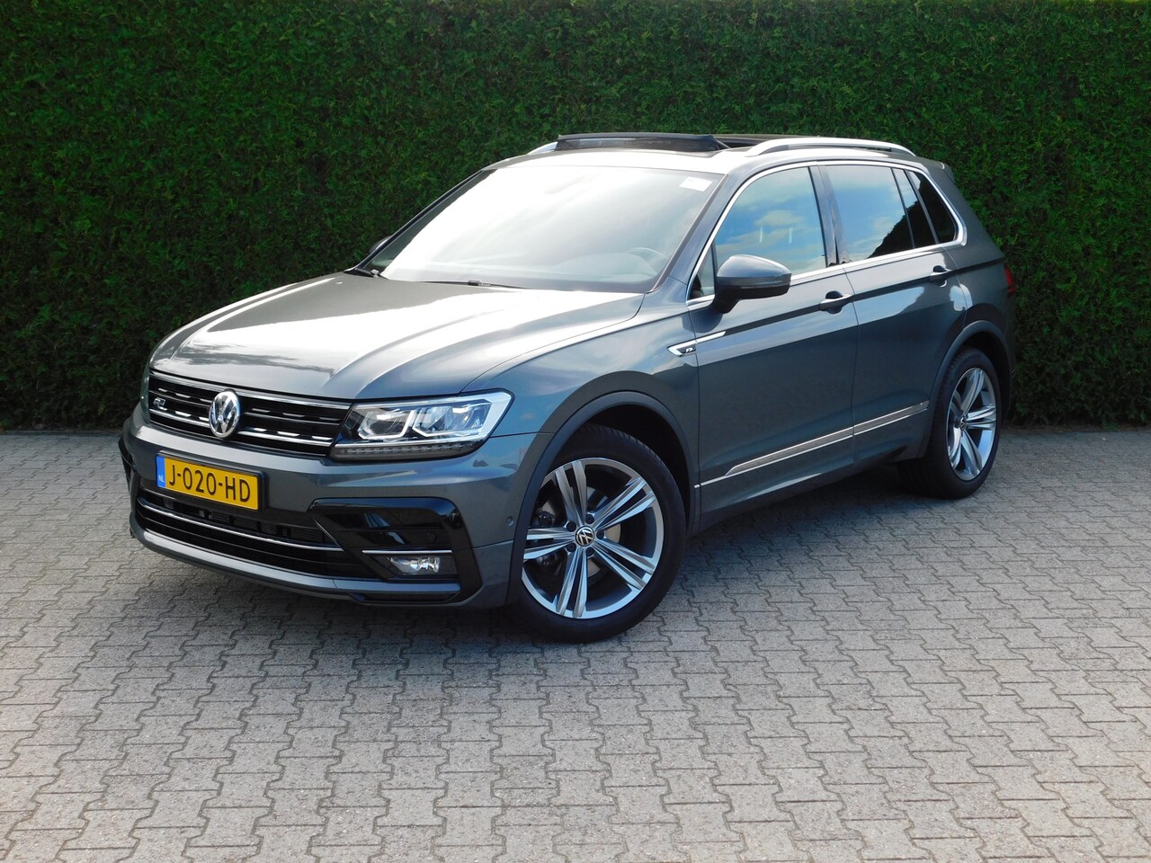 Volkswagen Tiguan - 1.5 TSI/DSG Highline R-line, Camera, Panoramdak, Trekhaak - AutoWereld.nl