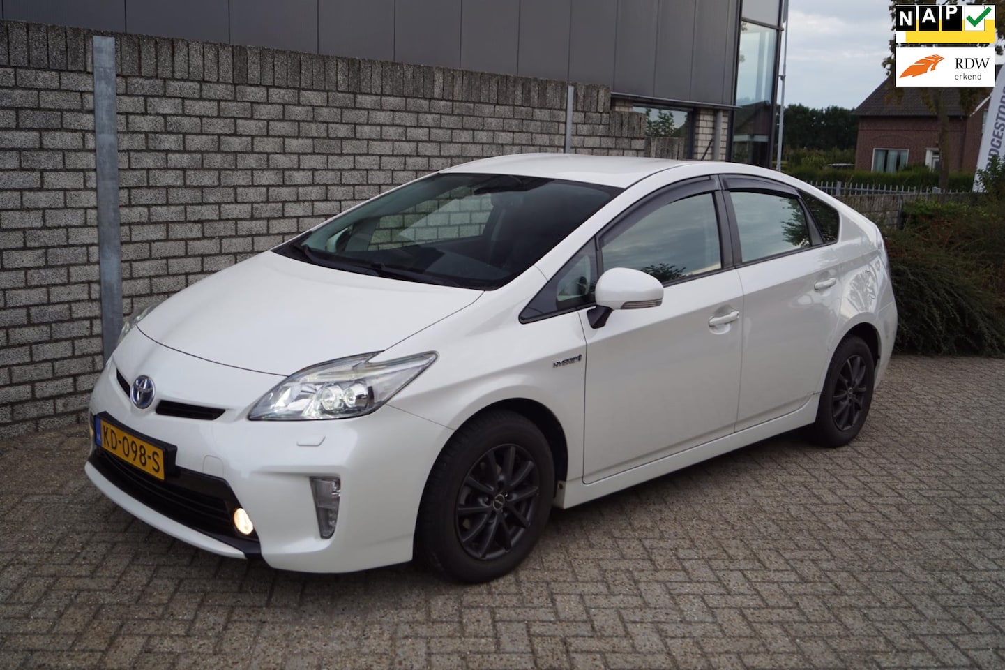 Toyota Prius - 1.8 Comfort Hybride Navi Head-Up Clima Cruise Camera LMV Half Led Verlcihting JBL Sound - AutoWereld.nl