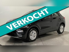Volkswagen T-Roc - 1.5 TSI Style 150pk trekhaak benzine stuur/Stoelverwarming app-connect navigatie parkeerse