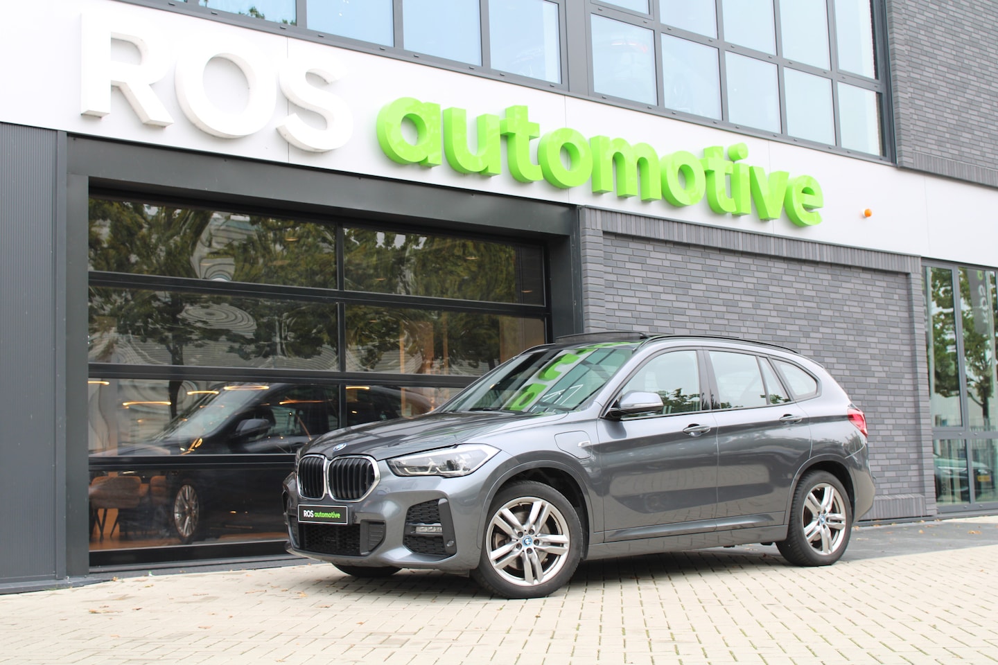 BMW X1 - xDrive25e High Executive M-SPORT | BTW | PANO | ACC | CAMERA | KEYLESS | HUD | STOELVERWAR - AutoWereld.nl