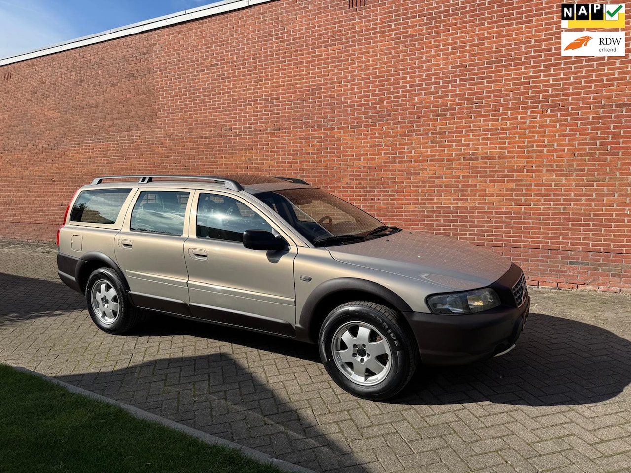 Volvo XC70 - 2.4 T AWD Comfort Line Airco Cruise - AutoWereld.nl